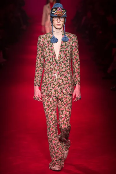 Look 18